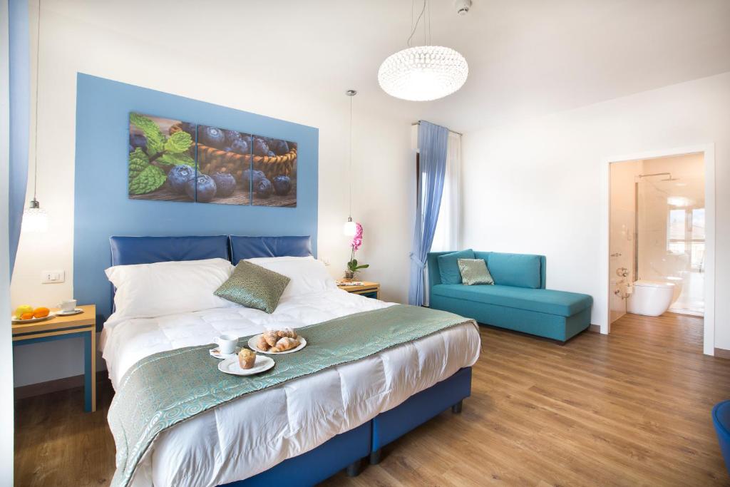 um quarto com uma cama com um prato de comida em La Gustea Hotel & Cucina em Sarteano