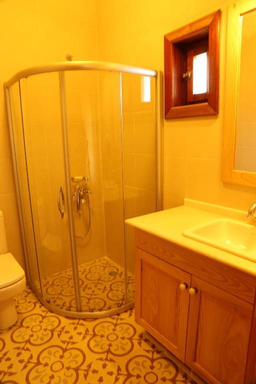 A bathroom at Villa Emel