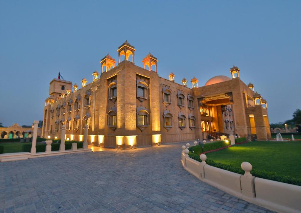 ein großes Gebäude mit einem Innenhof davor in der Unterkunft Chokhi Dhani The Palace Hotel in Jaisalmer