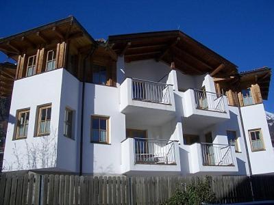 - un bâtiment blanc avec 2 balcons au-dessus dans l'établissement Landhaus Schiestl, à Fulpmes