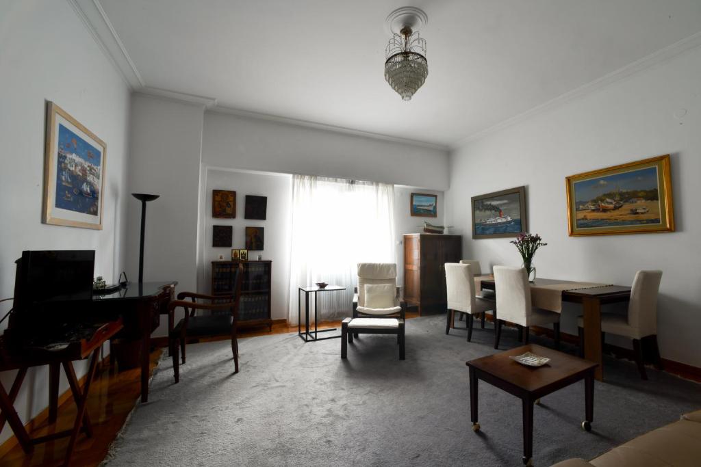 Televízia a/alebo spoločenská miestnosť v ubytovaní Athens Squared Apartments