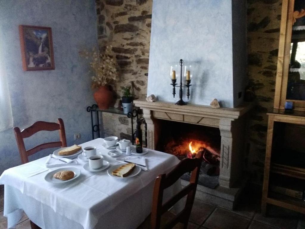 mesa con mantel blanco y chimenea en Mesa del Conde, en San Felices de los Gallegos