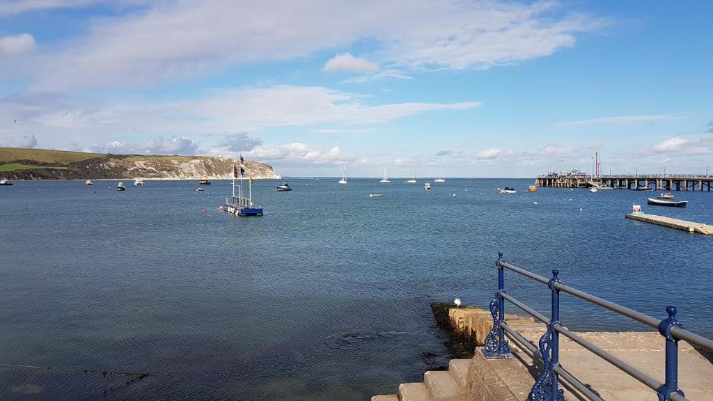 een uitzicht op een grote hoeveelheid water met boten bij St Marks Cottage in Swanage