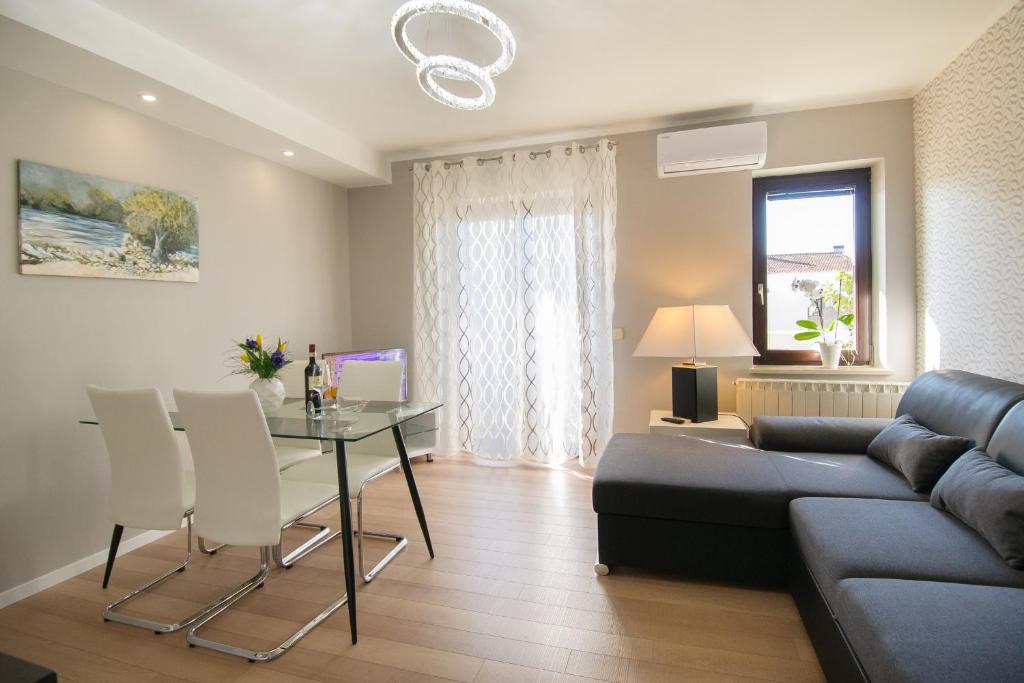 uma sala de estar com um sofá e uma mesa em Apartment Motovunska 39 em Porec