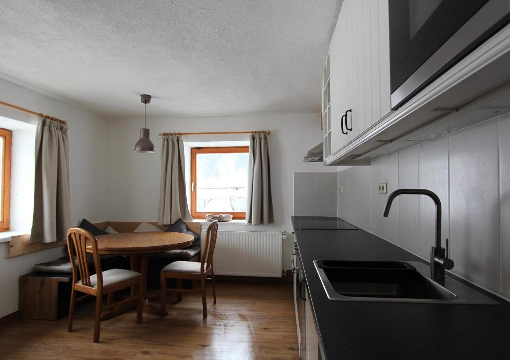 Kuchyň nebo kuchyňský kout v ubytování Alpenhaus Bichlbach