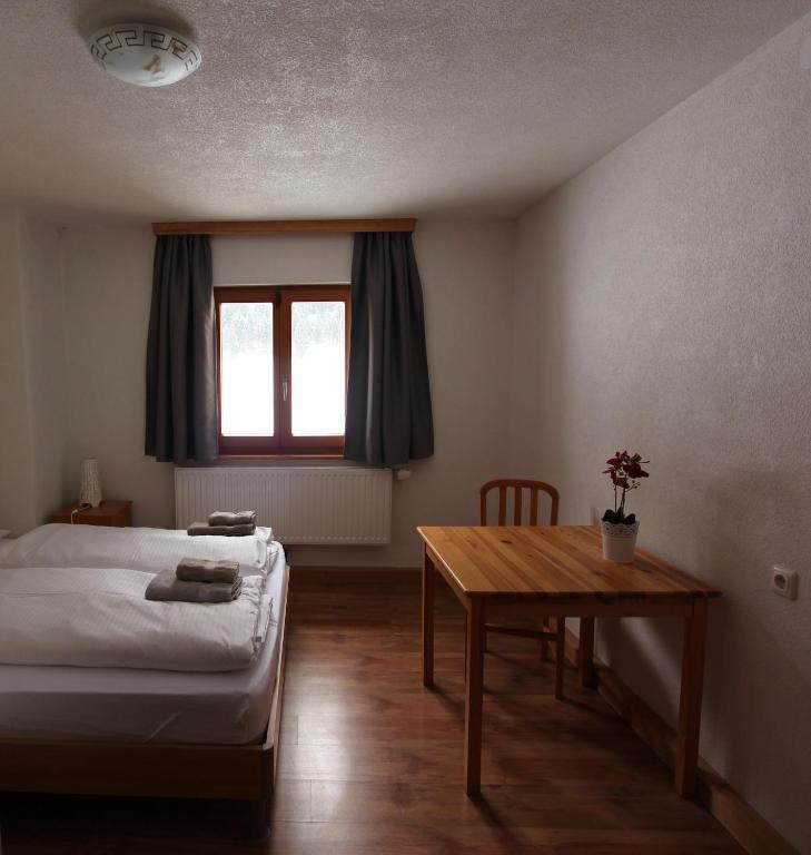 Postel nebo postele na pokoji v ubytování Alpenhaus Bichlbach