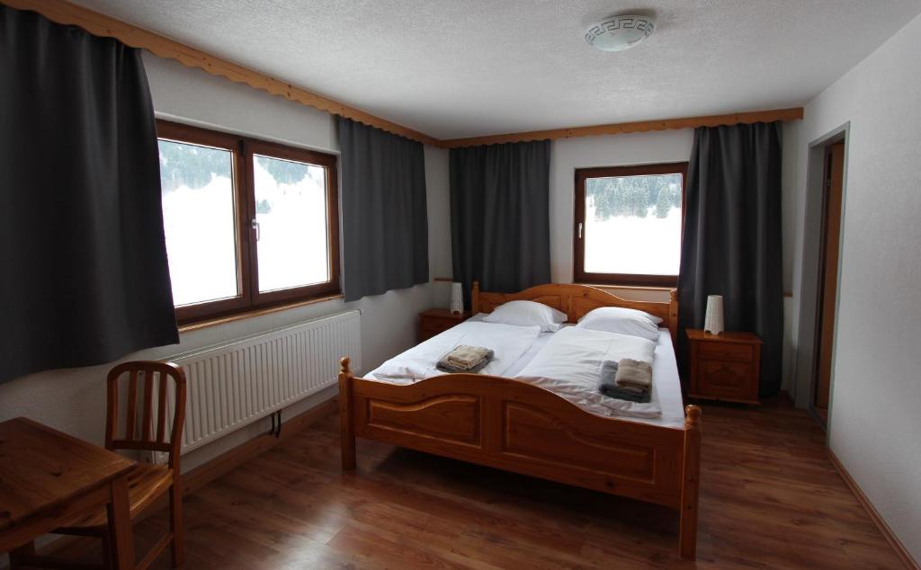 Postel nebo postele na pokoji v ubytování Alpenhaus Bichlbach