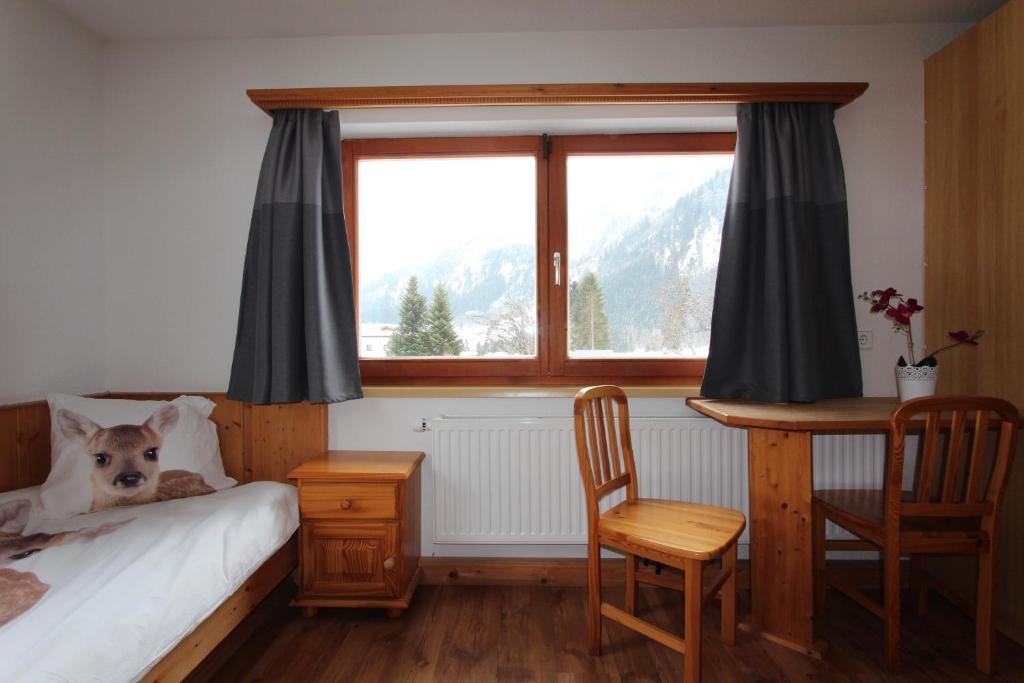 Postel nebo postele na pokoji v ubytování Alpenhaus Bichlbach
