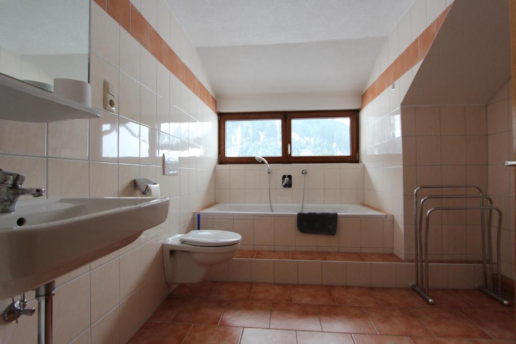 Koupelna v ubytování Alpenhaus Bichlbach