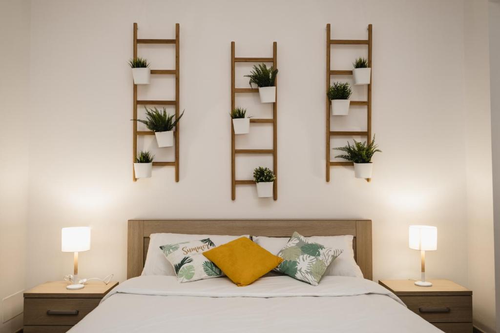 1 dormitorio con macetas en la pared en LuminHouse Mondello Fico en Mondello