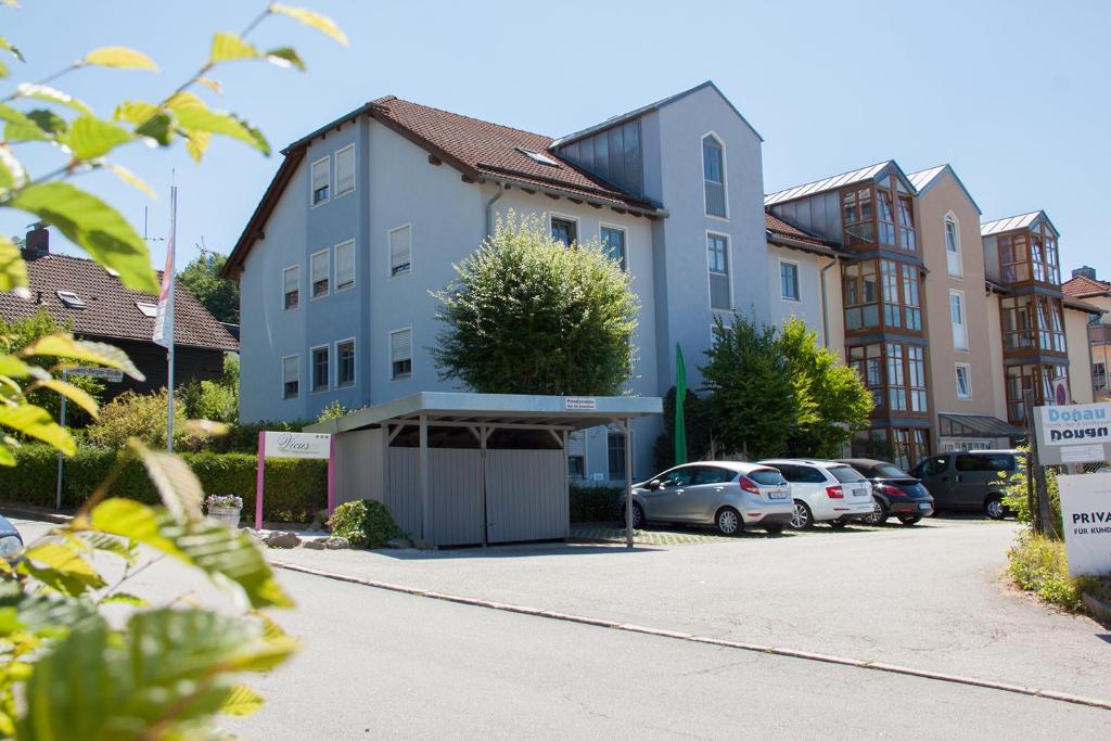 un edificio con auto parcheggiate in un parcheggio di Pension Vicus a Passavia