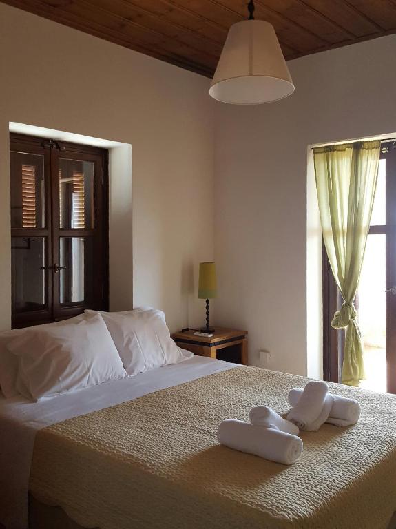 Кровать или кровати в номере Rathimata Villas