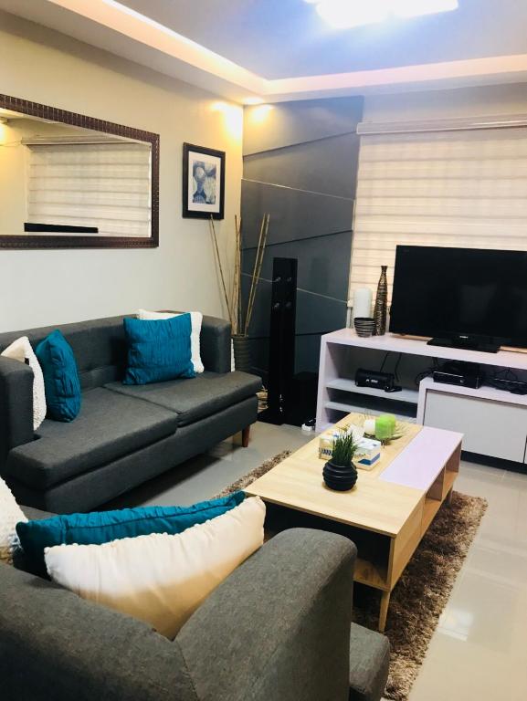 TV a/nebo společenská místnost v ubytování Hillary Timog Park Homes