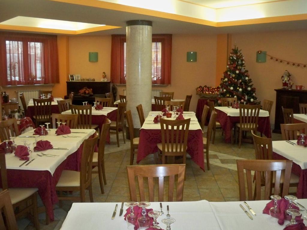 jadalnia ze stołami i choinką świąteczną w obiekcie Albergo Corradetti w mieście Castel di Sangro
