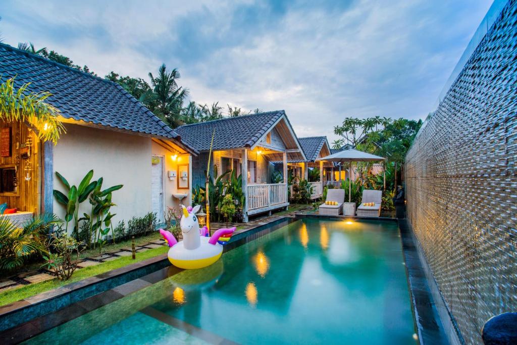 a swimming pool with an inflatable pool toy in a house at The Syron Huts Lembongan in Nusa Lembongan