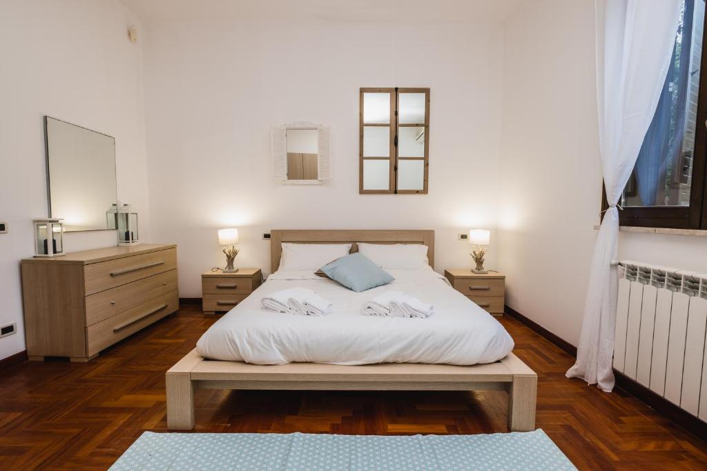 1 dormitorio con 1 cama y 2 mesitas de noche en LuminHouse Mondello Zibibbo en Mondello