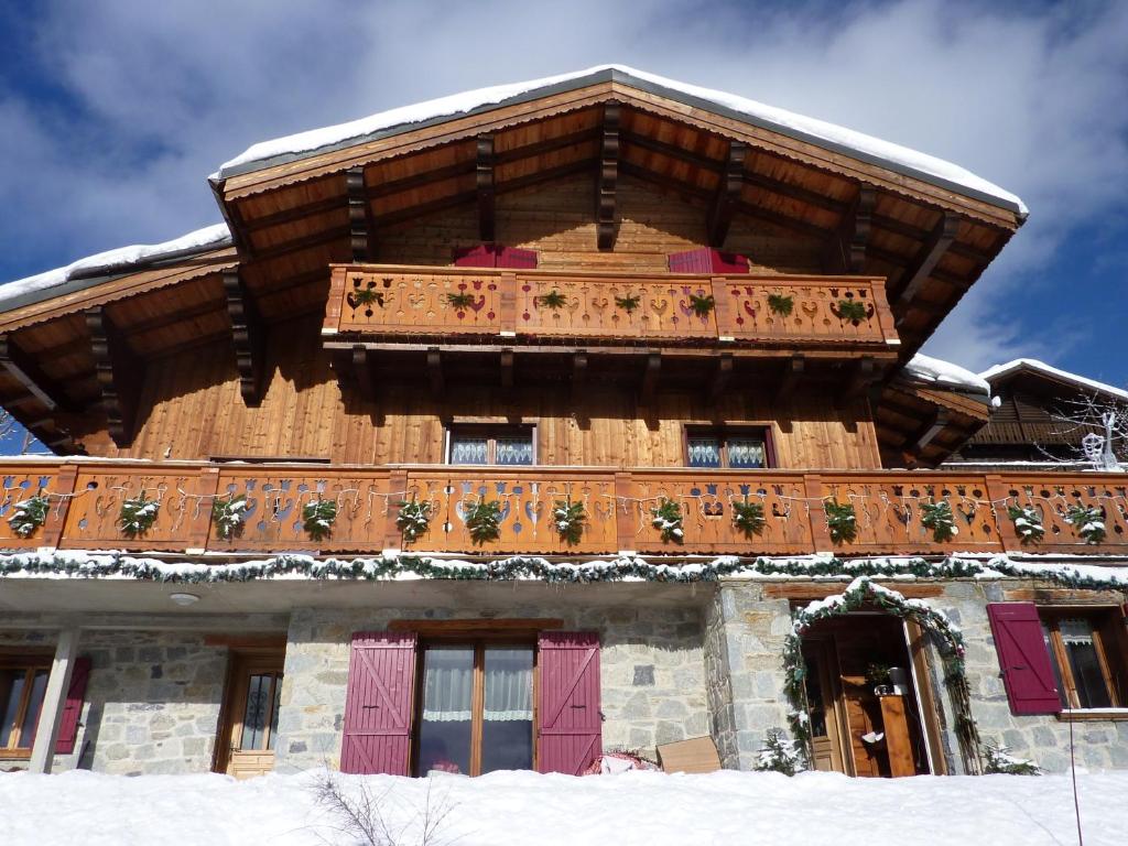 a building with a balcony on top of it at Chalet Le Tredard in Feissons-sur-Salins