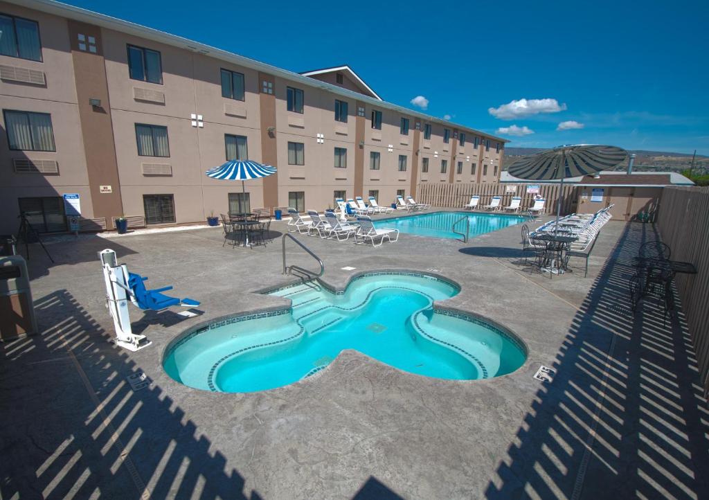 Bazén v ubytování Quality Inn Wenatchee-Leavenworth nebo v jeho okolí