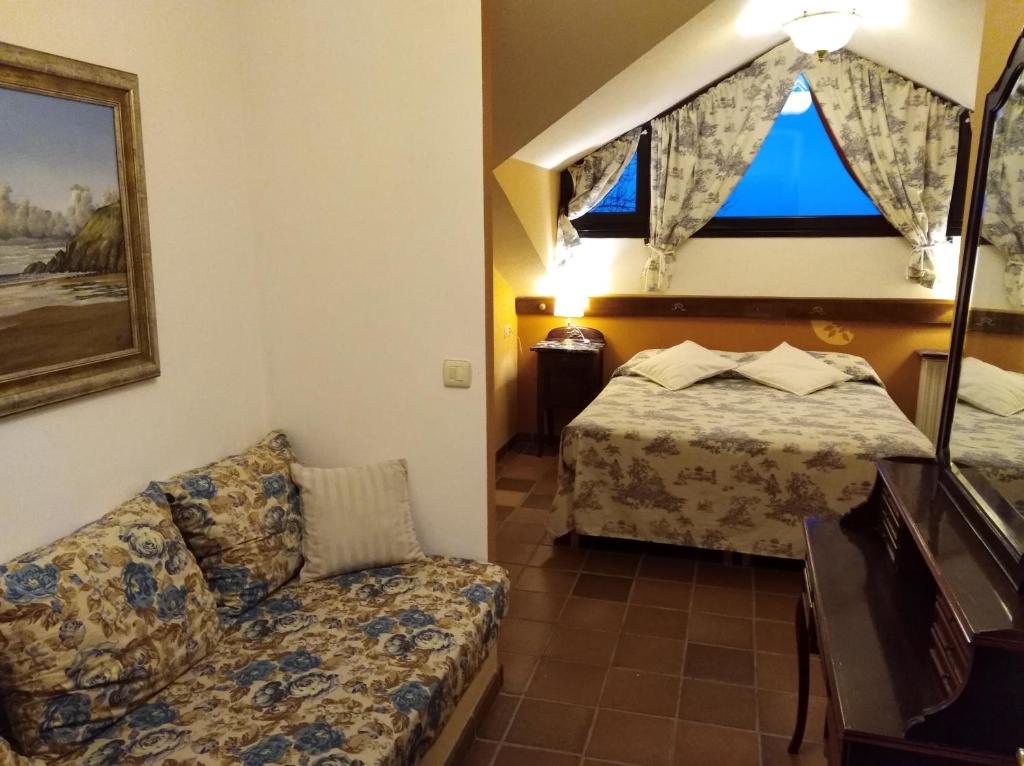 Postel nebo postele na pokoji v ubytování Hotel Rural El Pagadín