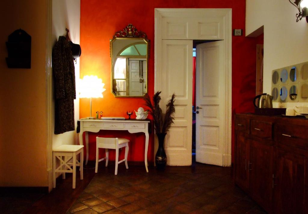 een badkamer met een wastafel en een rode muur bij B&B Bianca in Catania