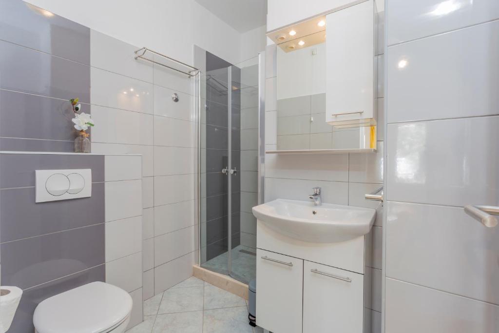 W łazience znajduje się prysznic, umywalka i toaleta. w obiekcie Apartments Ivanović w Hvarze