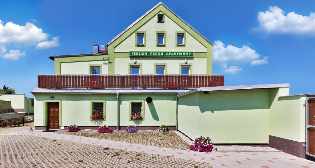 ein großes weißes Gebäude mit einem Schild drauf in der Unterkunft Pension Česká in Franzensbad