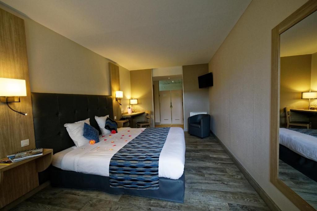Postel nebo postele na pokoji v ubytování Logis Auberge Des Moissons