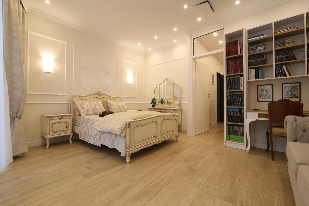 - une chambre avec un lit et une étagère dans l'établissement Luxurious Athenian Apartment, à Athènes