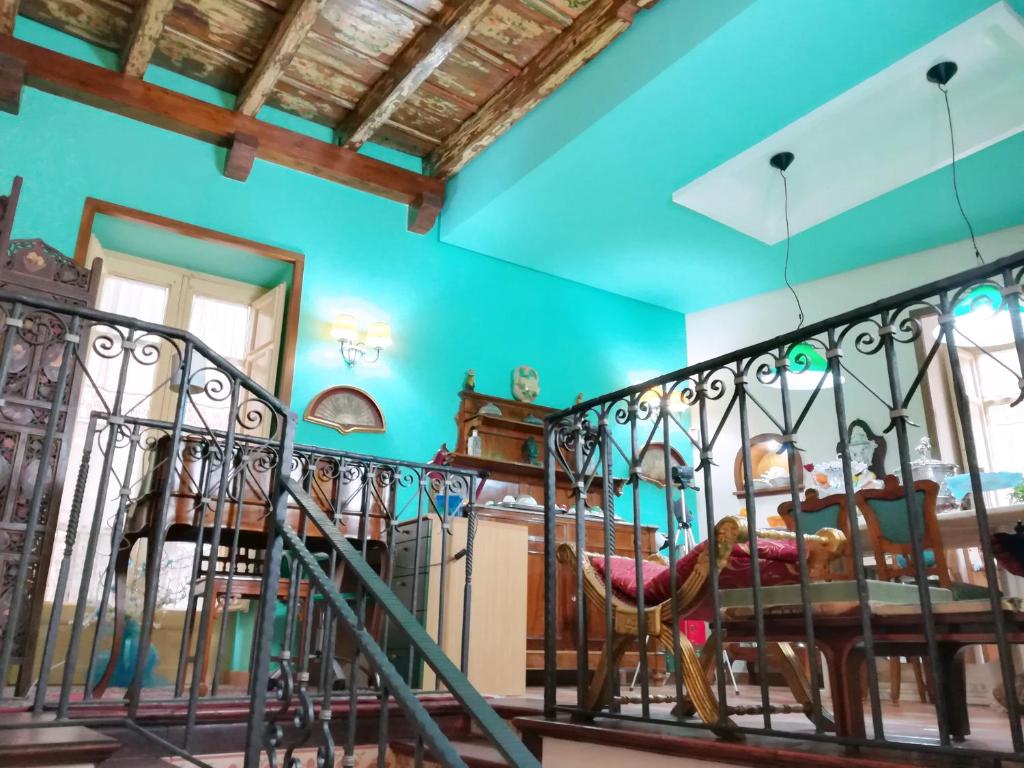 パレルモにあるVittorio Emanuele Rooms di Prinziの階段と青い壁の部屋