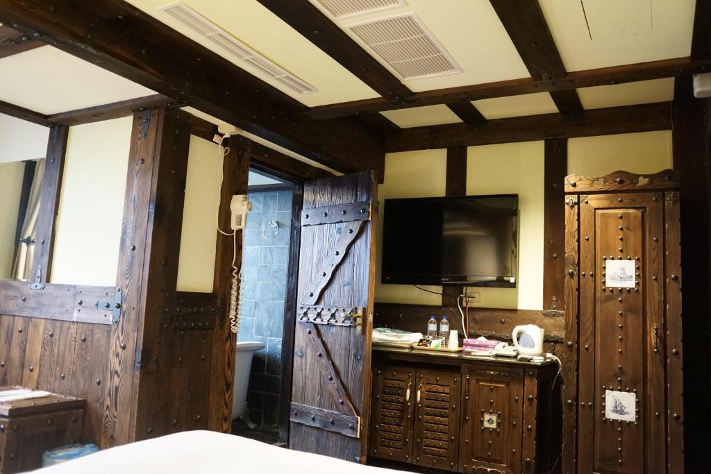 TV a/nebo společenská místnost v ubytování Vanse B&B