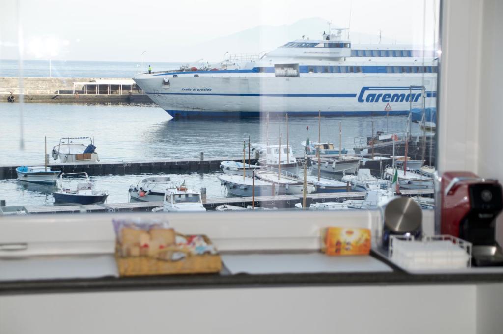 Příslušenství pro přípravu čaje a kávy v ubytování il Porto Capri Casa Vacanza