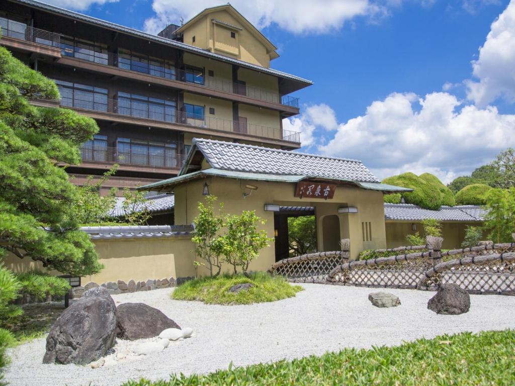 a building with a garden in front of it at Motoyu Kosenkaku in Kobe