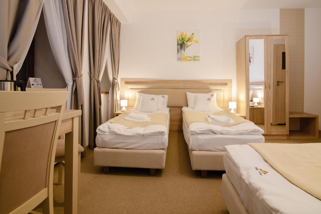 Villa Astra - Apartments & Restaurant - Quadruple Room