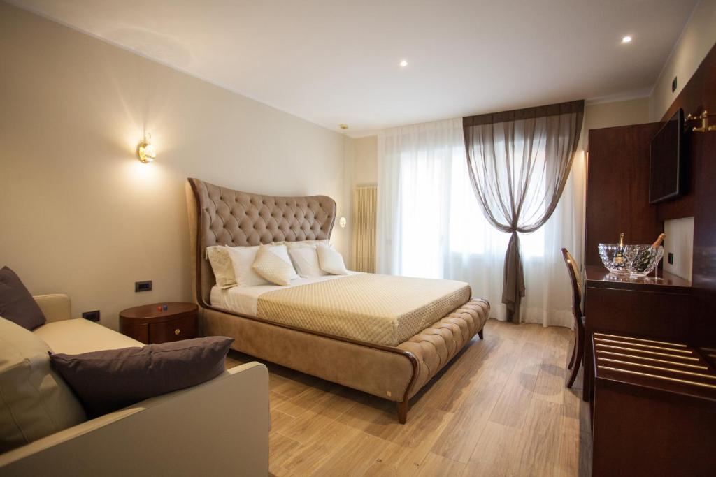 una camera con letto e divano di Casa di Lucia a Chioggia