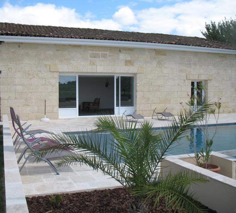 dom z patio i basenem w obiekcie Les Gites Du Chardon w mieście Teuillac
