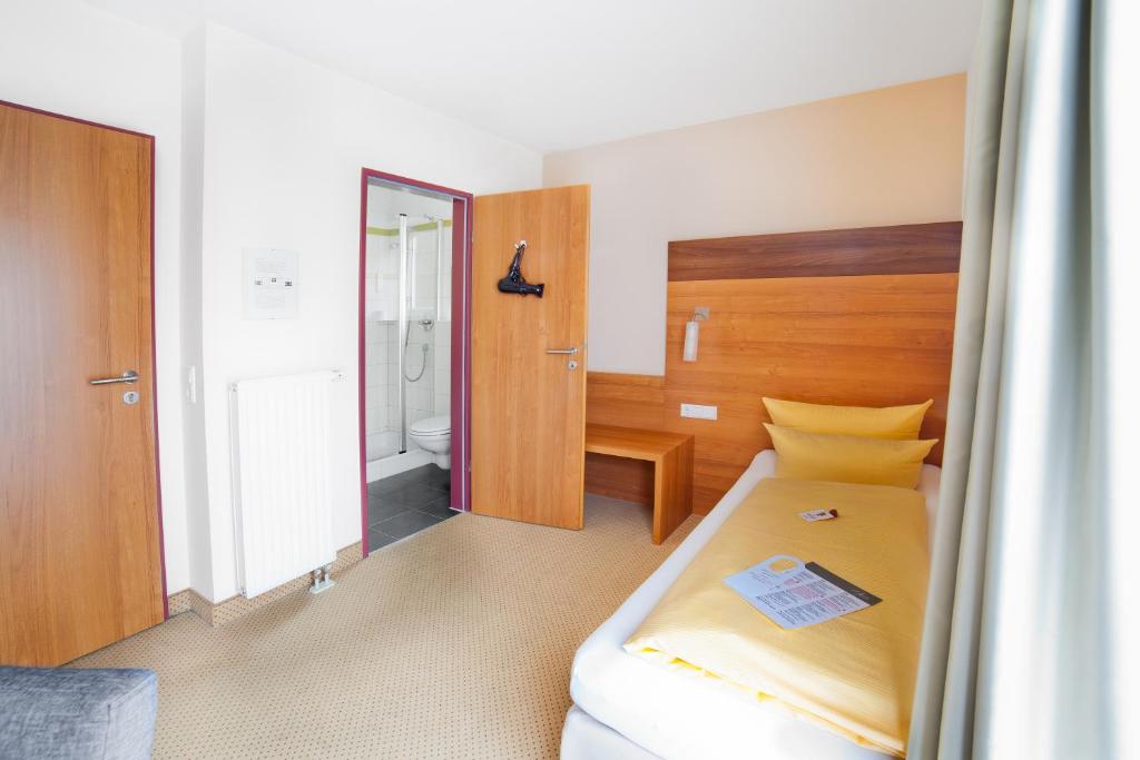 Postel nebo postele na pokoji v ubytování allgovia hotel garni