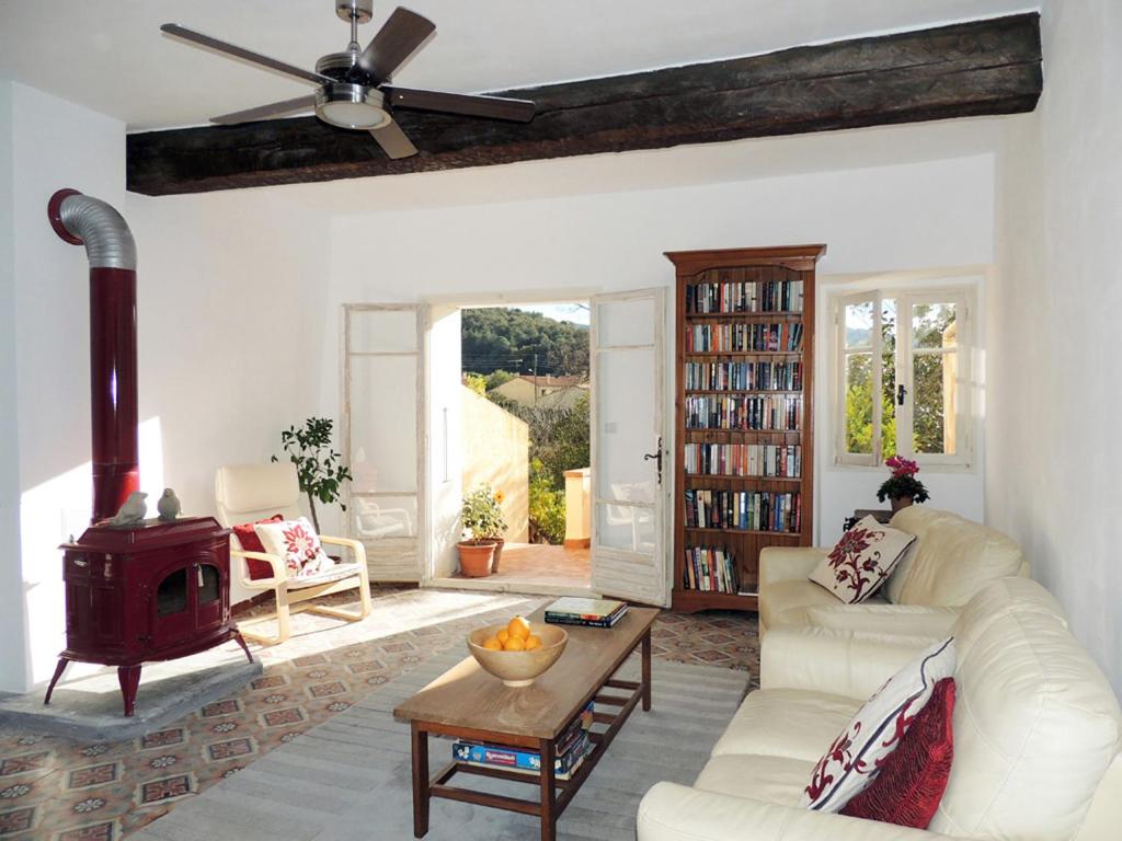 - un salon avec un canapé et une cuisinière dans l'établissement maison a maureillas, à Maureillas