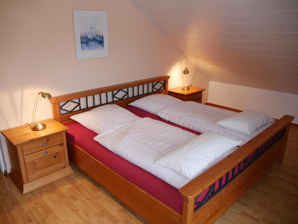 1 Schlafzimmer mit 2 Betten und weißen Kissen in der Unterkunft Ferienwohnung Gerstmann in Wenholthausen