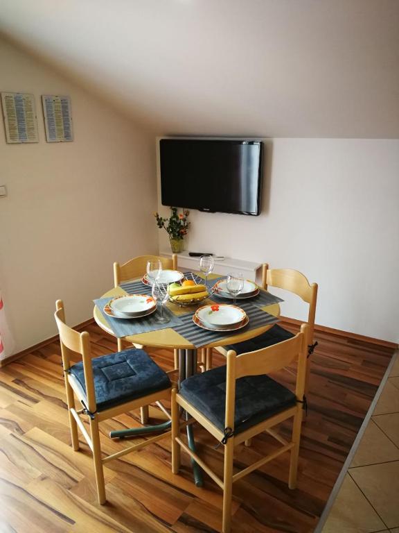 Televízia a/alebo spoločenská miestnosť v ubytovaní Niko Apartment