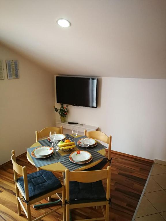 Televízia a/alebo spoločenská miestnosť v ubytovaní Niko Apartment