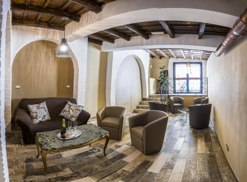 a living room with a couch and chairs and a table at Hotel Anfiteatro Flavio in Rome