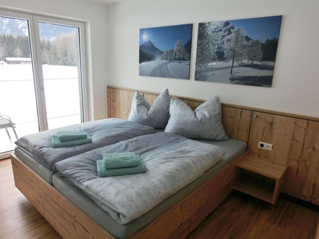 Un pat sau paturi într-o cameră la Ausblick