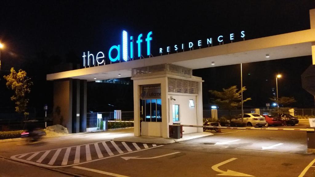 Stacja benzynowa z napisem na niej w nocy w obiekcie The Aliff Residences w mieście Johor Bahru