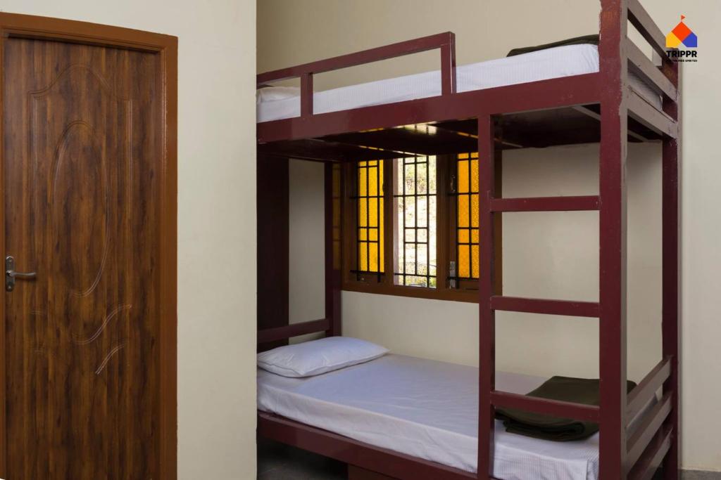 Postel nebo postele na pokoji v ubytování Trippr Kodaikanal Backpacker Hostel