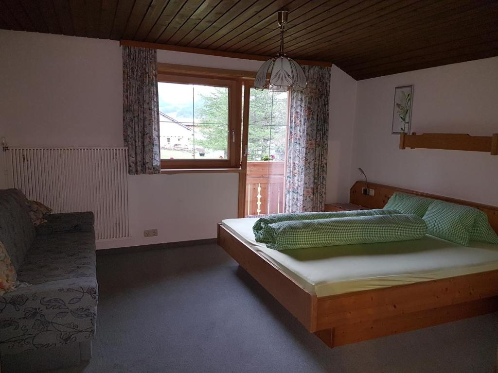 Säng eller sängar i ett rum på Selbstversorger Unterkunft ZOLLER Sommerbergbahn inklusive