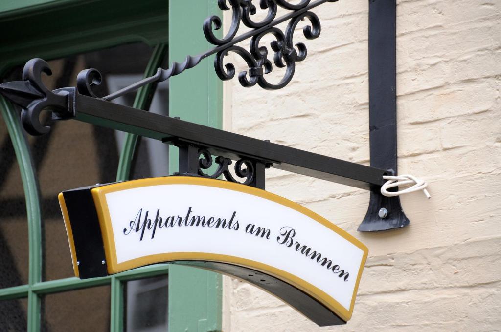 a sign on the side of a building at Apartments am Brunnen in Quedlinburg