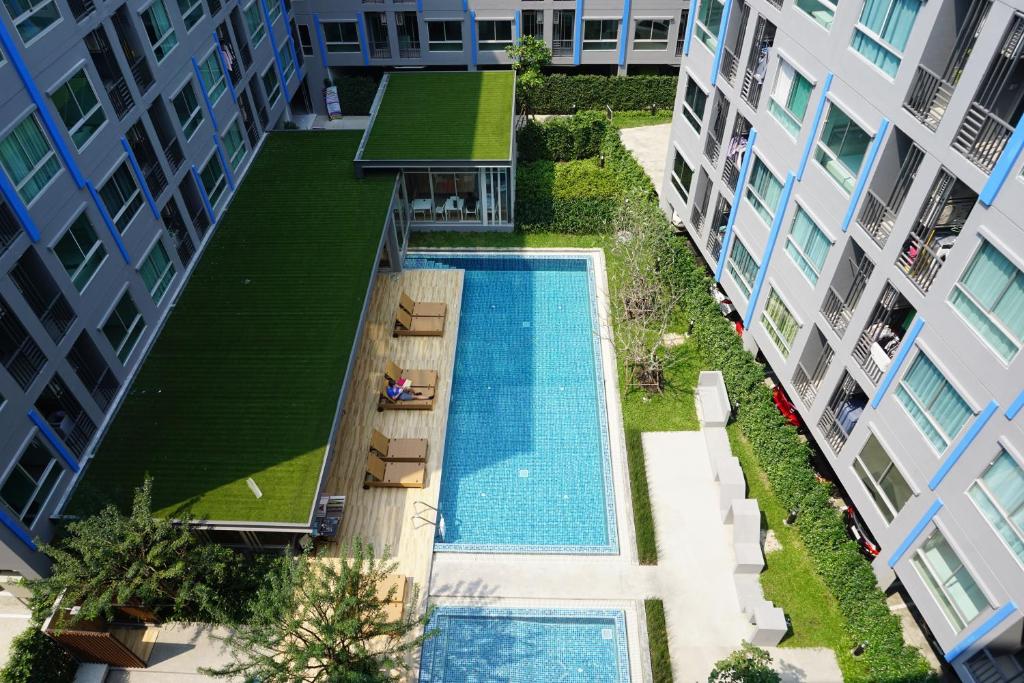 an overhead view of a swimming pool in a apartment building at The Kith Plus Sukhumvit 113 by BLK in Bangna
