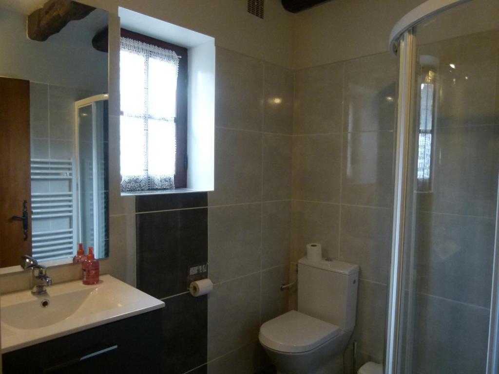 Salle de bains dans l'établissement Petites maisons avec piscine