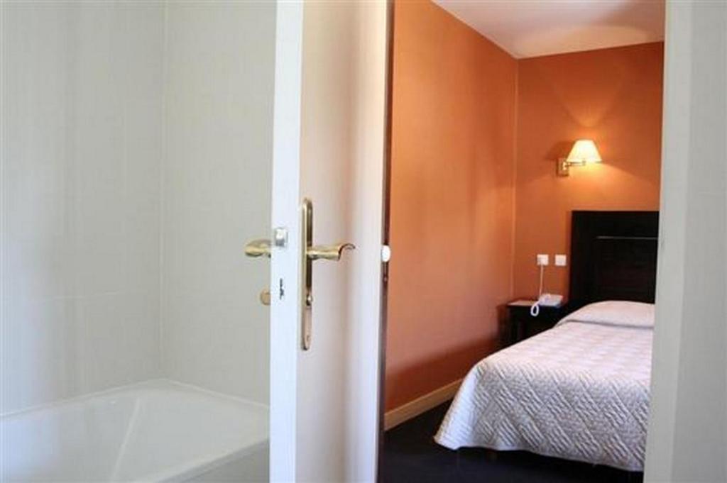 Postel nebo postele na pokoji v ubytování Hôtel Ariane & SPA