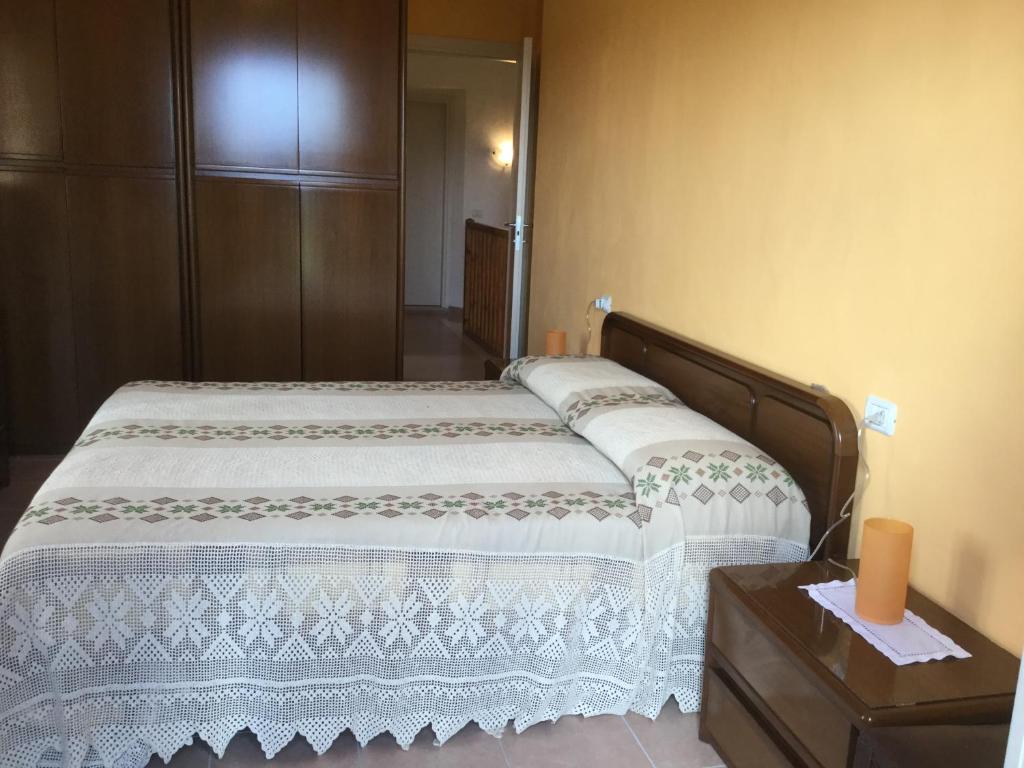 1 dormitorio con 1 cama grande y cabecero de madera en Casa Luisa, en Palazzo